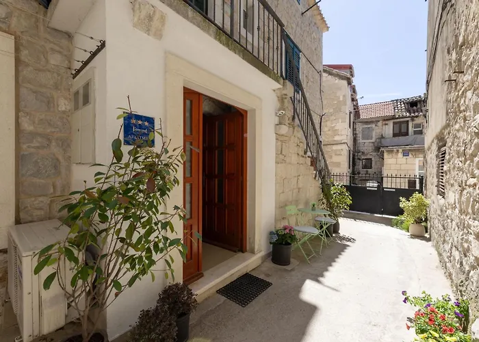 Апартаменти Old Town Patio