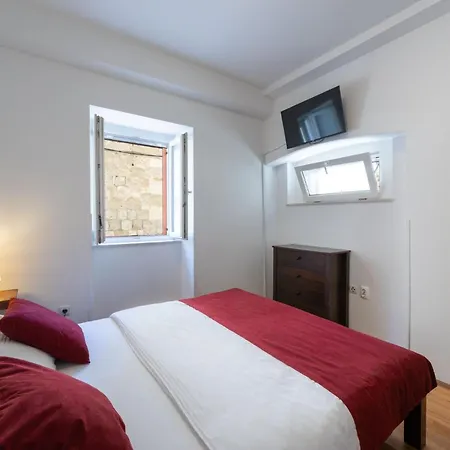 Old Town Patio Apartment Split